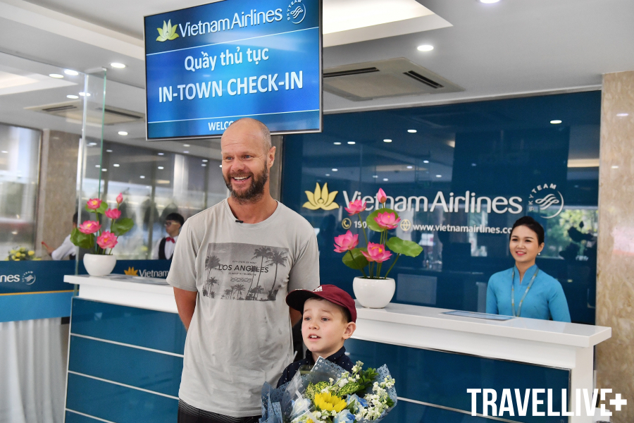 Hành khách người Úc và con trai lần đầu tiên trải nghiệm dịch vụ in-town check-in, hài lòng với sự thuận tiện và chuyên nghiệp của dịch vụ.