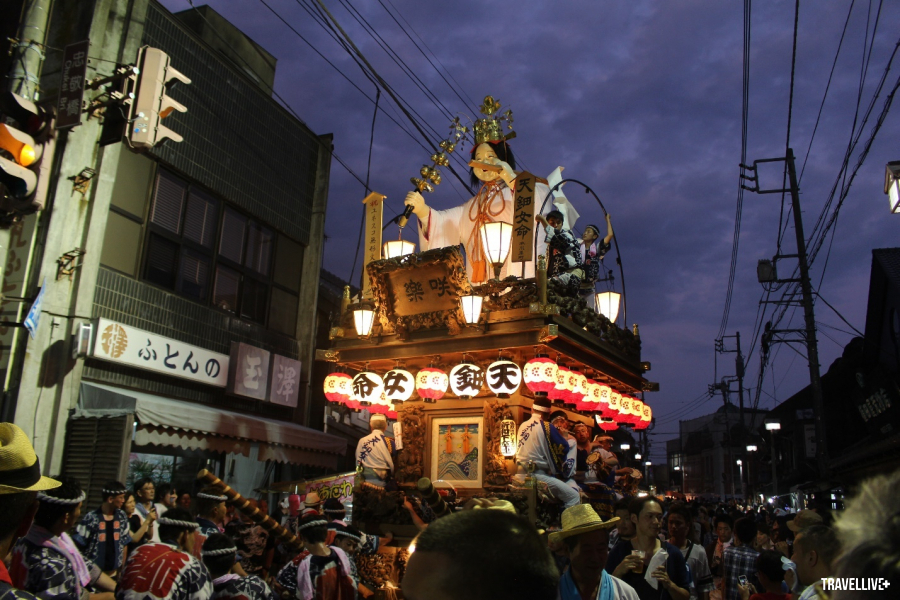 Điểm nổi bật của “Đại lễ Sawara” là cuộc diễu hành của các cỗ xe bằng gỗ khổng lồ trên đường phố trong suốt 3 ngày. Những cỗ xe này được tạo ra bởi các thợ thủ công đến từ Edo, được mời bởi các thương gia giàu có. Các thương gia địa phương đã tranh giành nhau để xem ai có thể có con búp bê lớn nhất trên đỉnh của các cỗ xe này. 