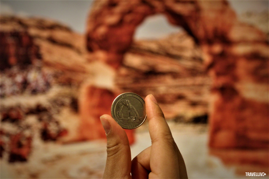 Đồng xu 25 cent chụp ở trong bảo tàng mỹ thuật Salt Lake (Utah)