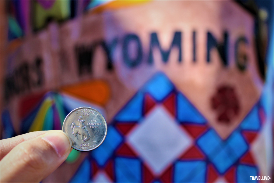 Đồng xu 25 cent chụp ở trong khu Cheyenne depot (Wyoming)