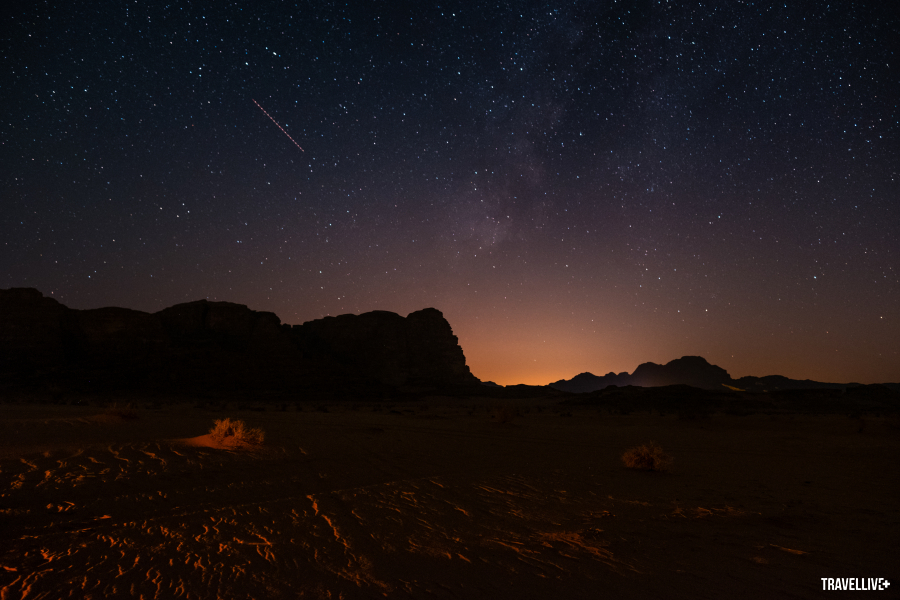 Ngắm bầu trời đầy sao ở sa mạc Wadi Rum