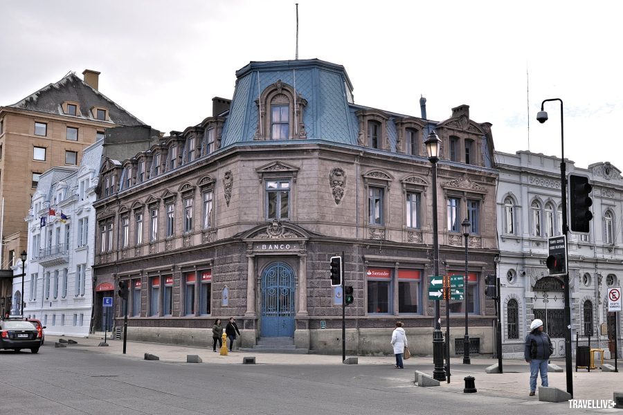 Tòa nhà ngân hàng Banco Santander cổ kính ở thành phố Punta Arenas, Chile