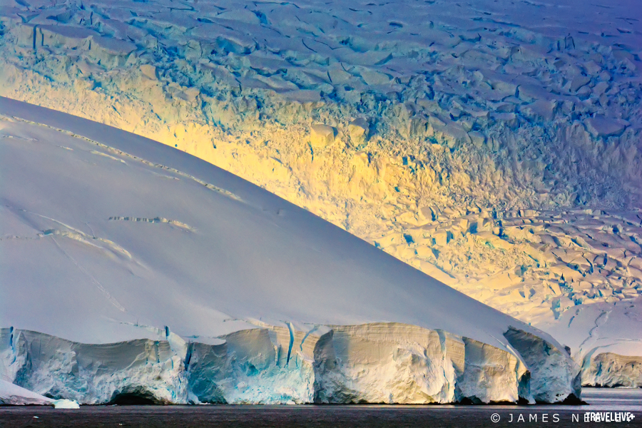 Ánh nắng buổi sáng chiếu xuống bề mặt băng trên bán đảo Nam Cực.