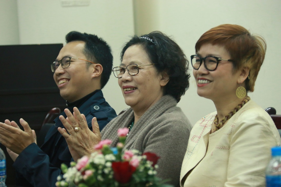 PGS.TS Trần Lưu Vân Hiền (giữa) - mẹ của GS Ngô Bảo Châu ủng hộ sự ra đời của câu lạc bộ Talinpa F.