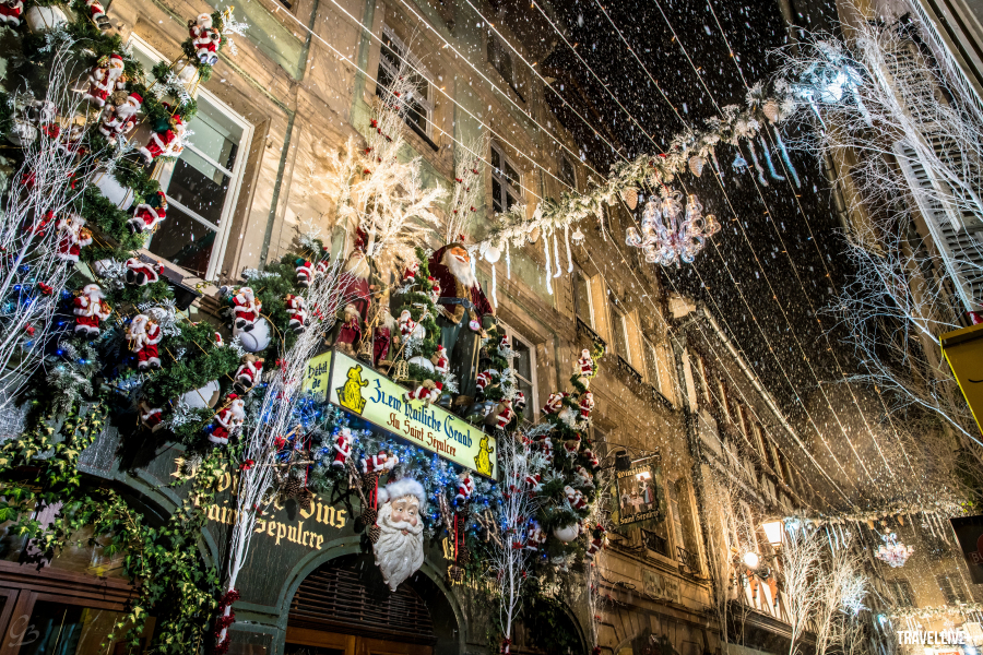 Giáng Sinh ở Strasbourg lung linh dưới ánh đèn đường buổi tối.