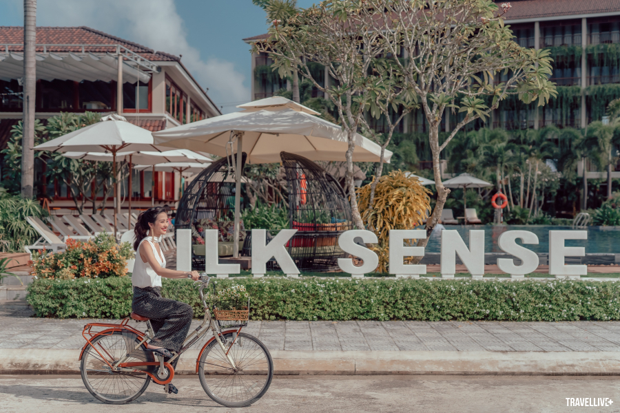 Nằm cách phố cổ 10 phút đi xe, Silk Sense Hoi An River Resort với 86 phòng và villas nằm lọt trong khu vườn xanh mát được thiết kế hài hoà giữa nét cổ điển và hiện đại, tạo nên một vẻ đẹp có thể lay động từng giác quan cảm xúc của du khách.