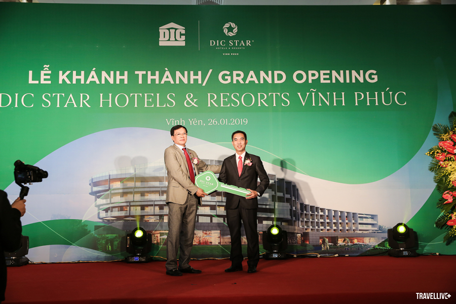 Ông Nguyễn Thiện Tuấn trao chìa khóa tượng trưng cho Hoàng Hồng Hà - Tổng quản lí khách sạn DIC Star Vĩnh Phúc