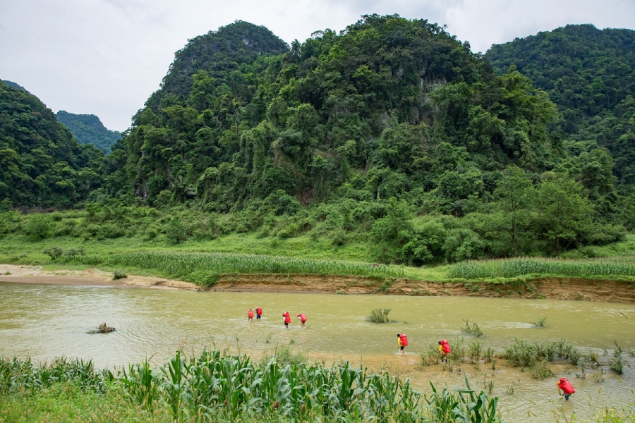 Thời điểm thích hợp nhất để khám phá hang Tú Làn là từ tháng 2 - tháng 5 (ảnh: Phạm Văn Vũ Đoàn).