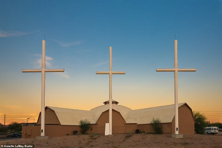 Ba cây cột điện thoại ở Mesa, bang Arizona được thiết kế theo hình dạng những cây thánh giá (ảnh: Annette LeMay Burke).