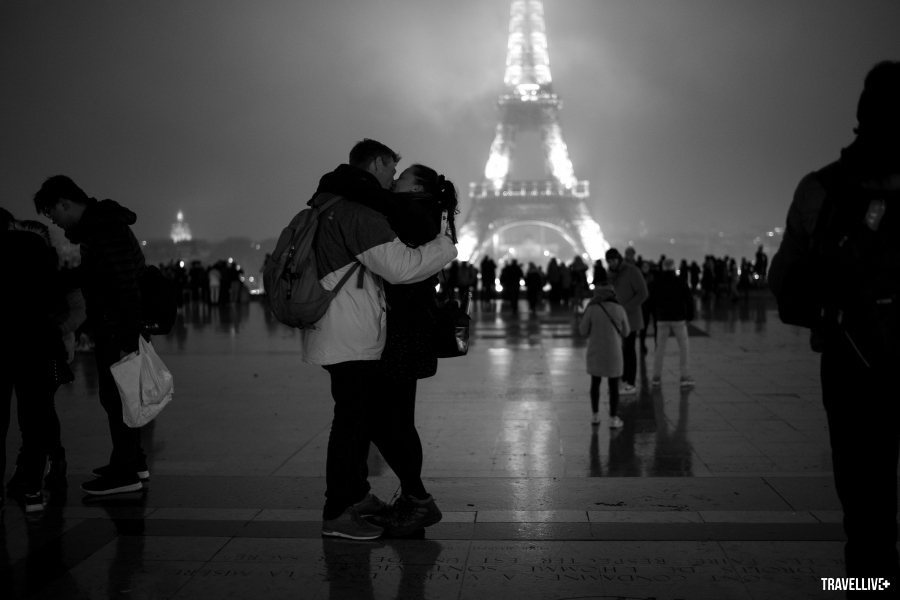 Đằng sau tháp Eiffel