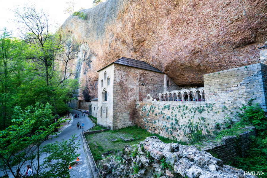 Tu viện Hoàng gia San Juan de la Peña rất nhỏ, lọt thỏm trong một hang đá tự nhiên
