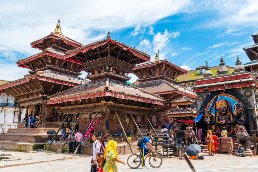 Tại Kathmandu, một số ít khách sạn, nhà hàng vẫn mở cửa để phục vụ du khách. Công dân Nepal được yêu cầu hạn chế di chuyển ngoài đường.