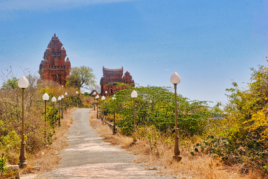 Cụm tháp Chăm Po Klaung Garai - nằm trên đỉnh đồi Trầu ở thành phố Phan Rang-Tháp Chàm, Ninh Thuận