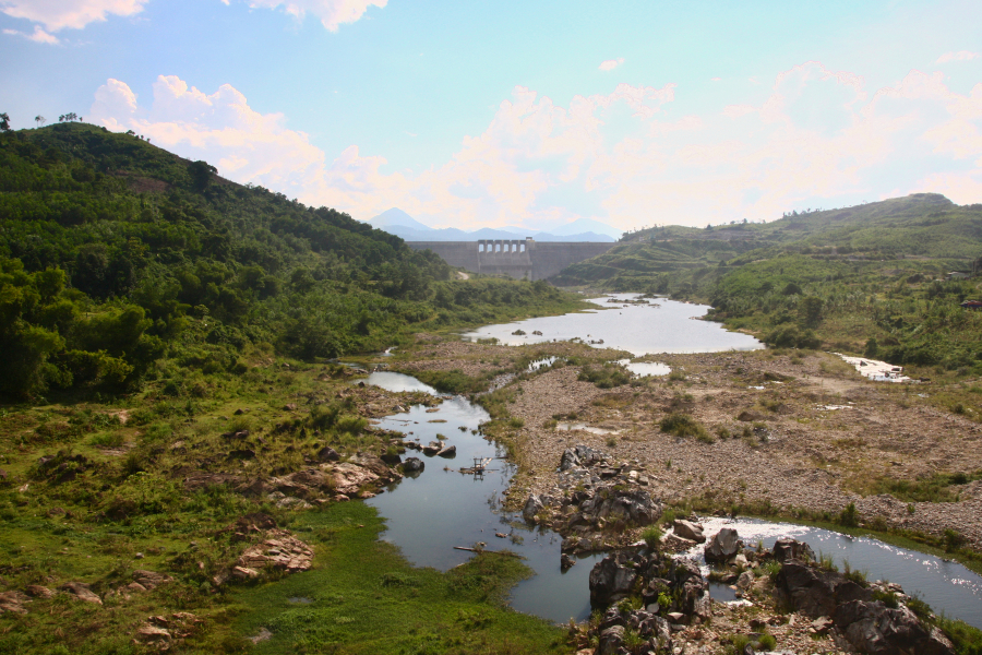 Đập thủy điện Sông Tranh 2, nhìn từ thị trấn Bắc Trà My