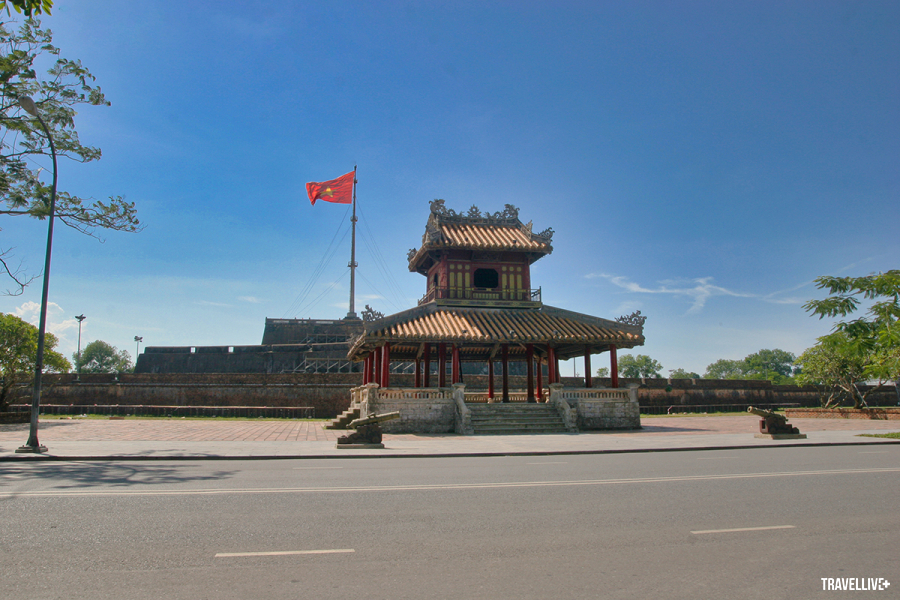Kỳ đài nhìn từ sông Hương, phía trước Kinh thành là Phu Văn lâu