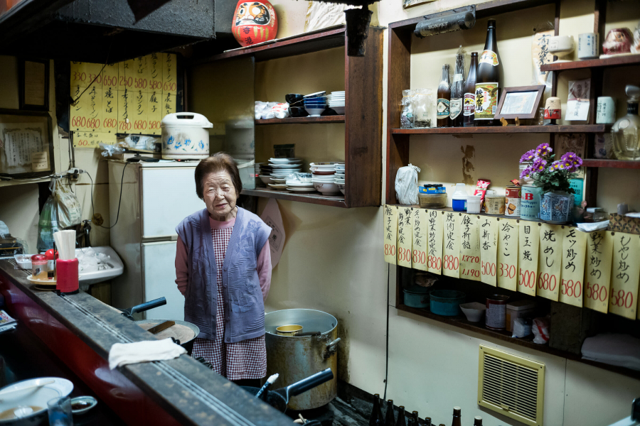 Bác chủ một tiệm Ramen, nay đã gần 90 tuổi, tại Tokyo.