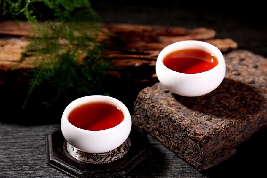 Trước thời Minh, người Trung Quốc đã nghĩ ra cách nén trà đen thành dạng bánh để dễ bảo quản và vận chuyển. Những bánh trà này gọi là trà chuyên (茶磚), người Anh dịch nôm na là 