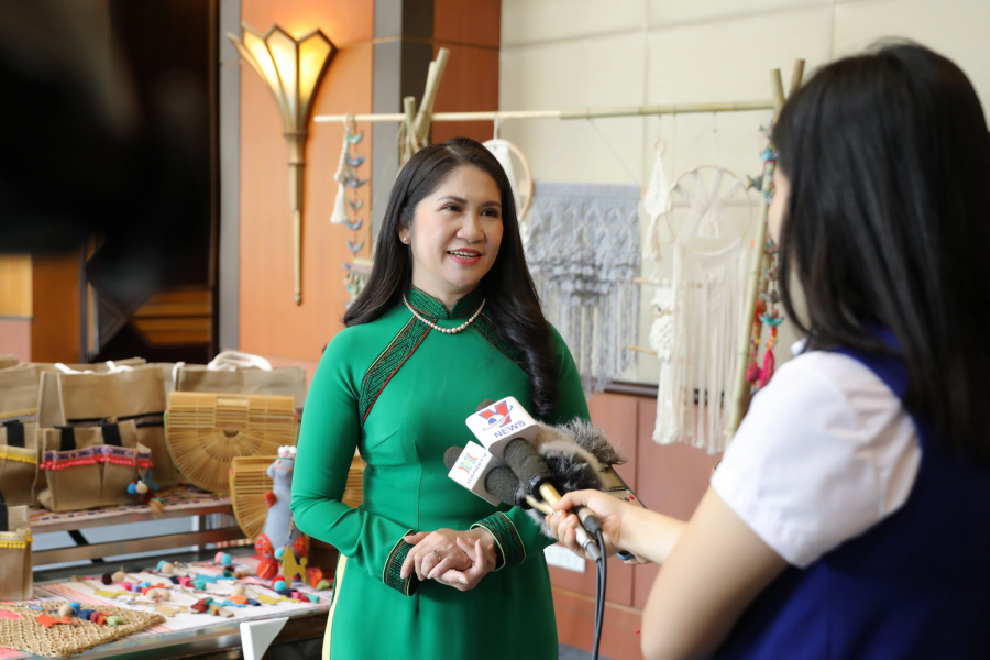Bà Tôn Ngọc Hạnh chia sẻ với báo chí tại sự kiện