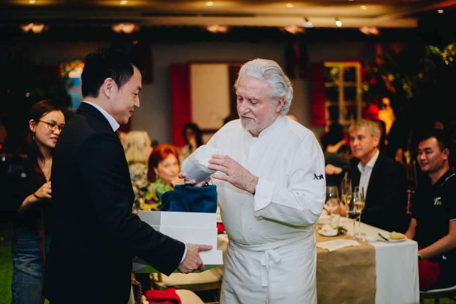 Bữa tiệc sinh nhật được tổ chức bất ngờ dành tặng Bếp trưởng Alain Dutournier