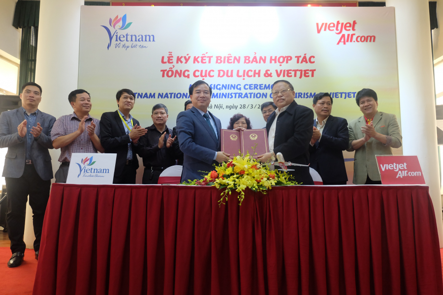 Đại diện hai bên ký kết thành công Biên bản hợp tác xúc tiến, quảng bá du lịch giữa Tổng cục Du lịch và Vietjet Air