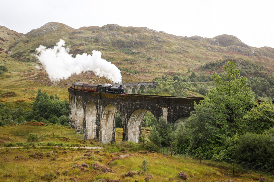 Cầu cạn Glenfinnan là một tuyệt tác giữa thiên nhiên hùng vĩ của Scotland