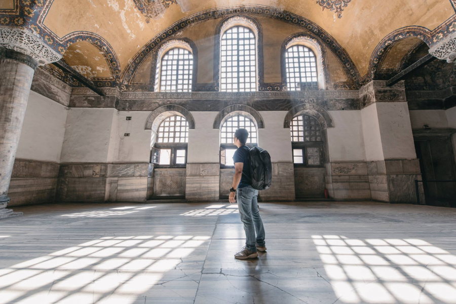 Từng là Thánh Đường Cơ Đốc Giáo với các mảng trang trí Mosaic sau trở thành thánh đường Hồi Giáo, Hagia Sofia là thánh đường nổi tiếng nhất Istanbul