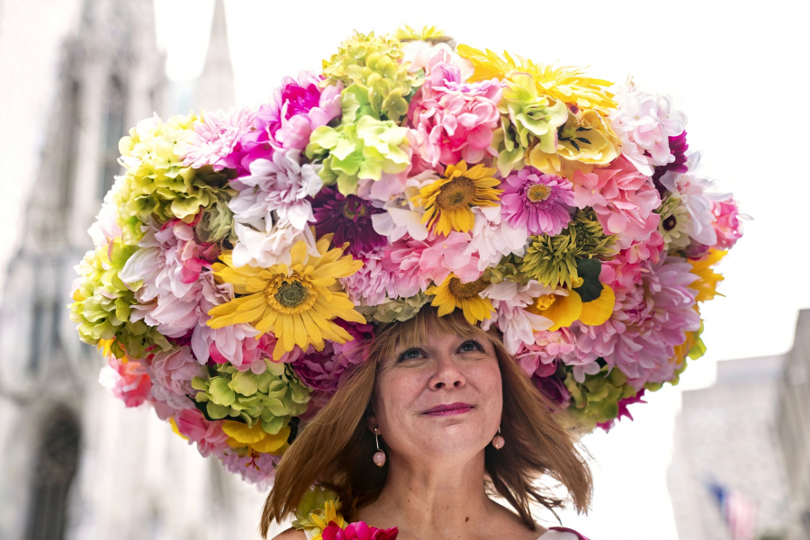 Một chiếc mũ hoa khổng lồ đầy ấn tượng