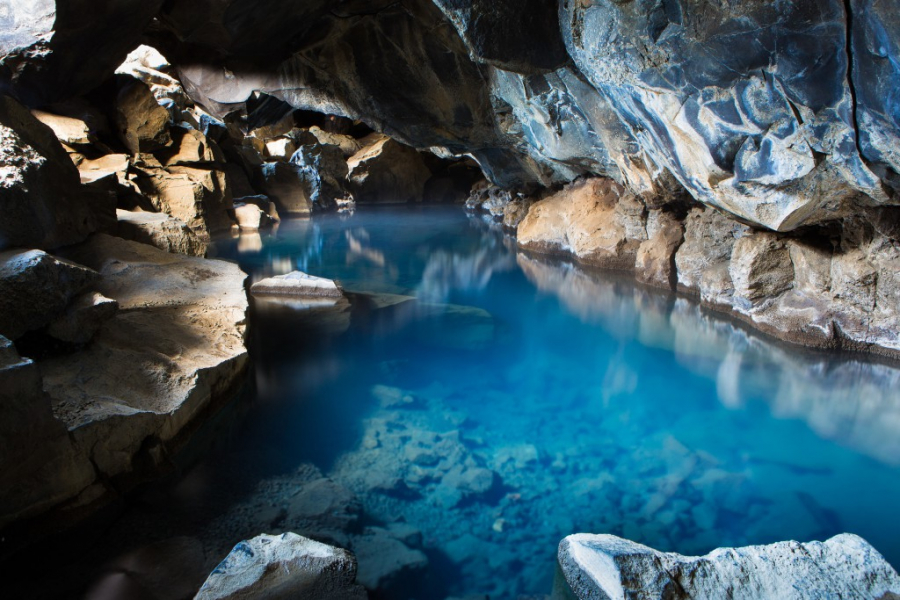 Hang động Grjótagjá, gần thủ đô Reykjahlio ở Myvatn, Iceland