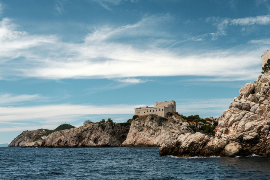 Quang cảnh pháo đài Lovrijenac trên biển vào một ngày hè đầy nắng ở thành phố Dubrovnik, Croatia