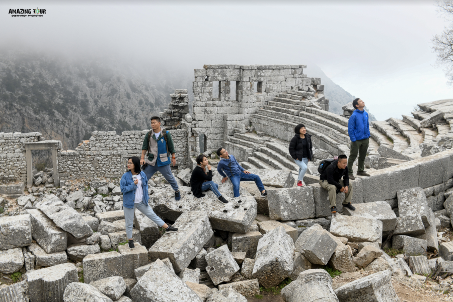 Các thành viên trong đoàn Amazing Tour pose hình cực chất ở thành cổ Termesoss, Antalya