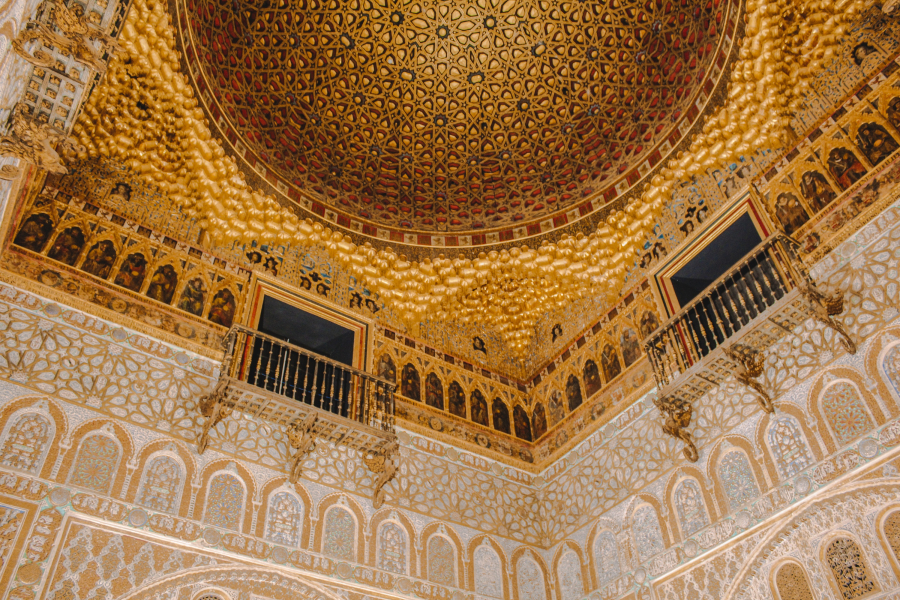 Những hoạ tiết vàng óng ánh ở phần mái vòm bên trong Cung điện Hoàng gia Alcázar.