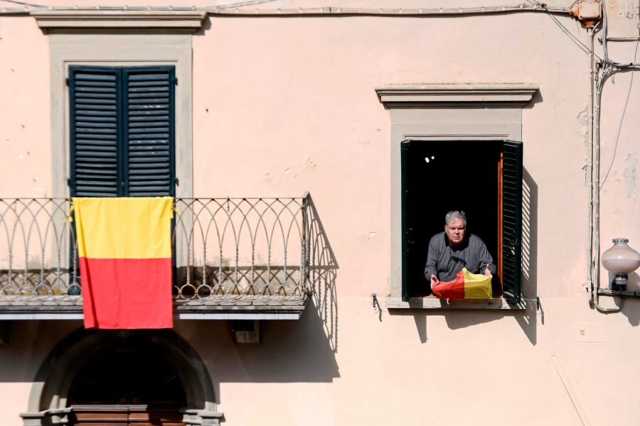 Một người dân cầm cờ mang màu sắc của làng Tuscan.