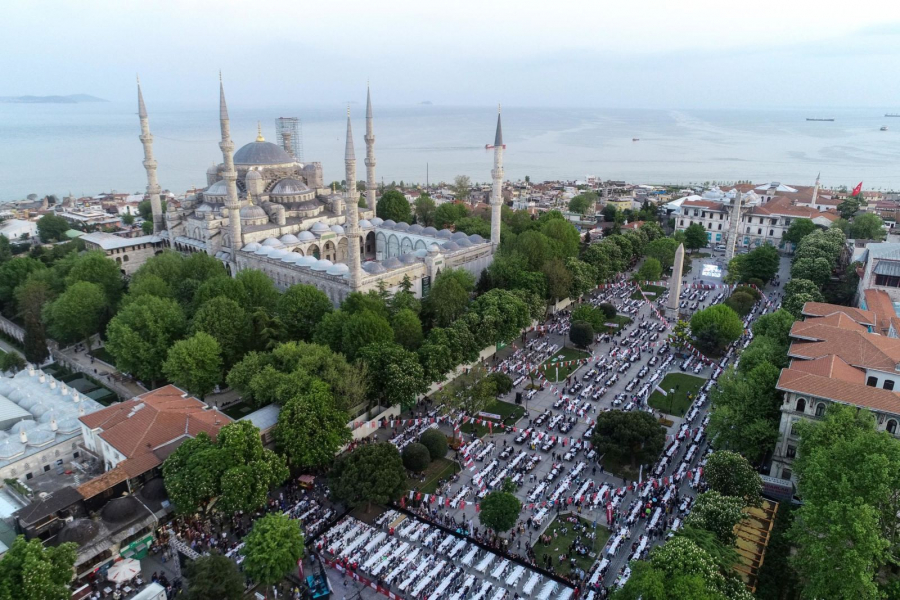 Hàng ngàn người tụ tập tại Quảng trường Sultanahmet ở Istanbul, Thổ Nhĩ Kỳ chuẩn bị cho bữa ăn sau khi mặt trời lặn (iftar) trong tháng ăn chay Ramadan