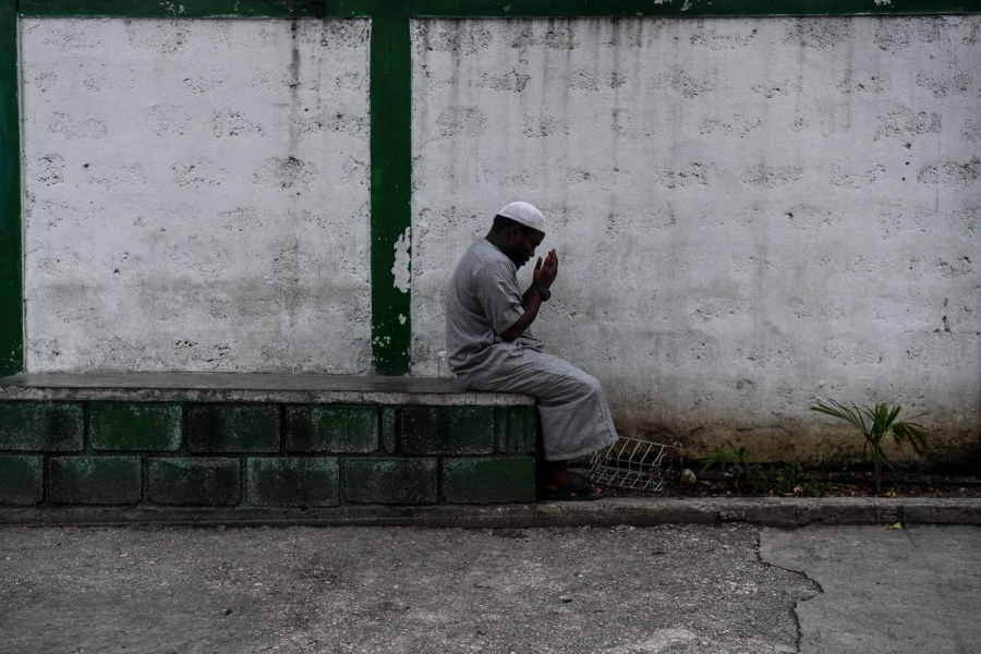 Một người đàn ông Hồi giáo cầu nguyện trước bữa ăn sau khi mặt trời lặn (iftar) tại nhà thờ Hồi giáo Masjid At-Tawheed, Port-au-Prince 