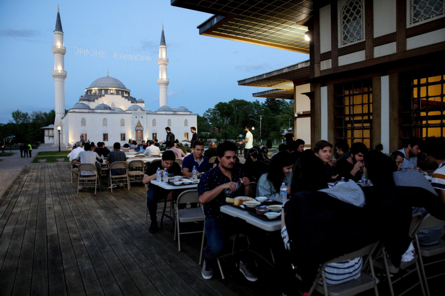Người Hồi giáo Mỹ tham dự một bữa ăn sau khi mặt trời lặn (iftar) tại Trung tâm Diyanet của Mỹ (DCA) ở Maryland