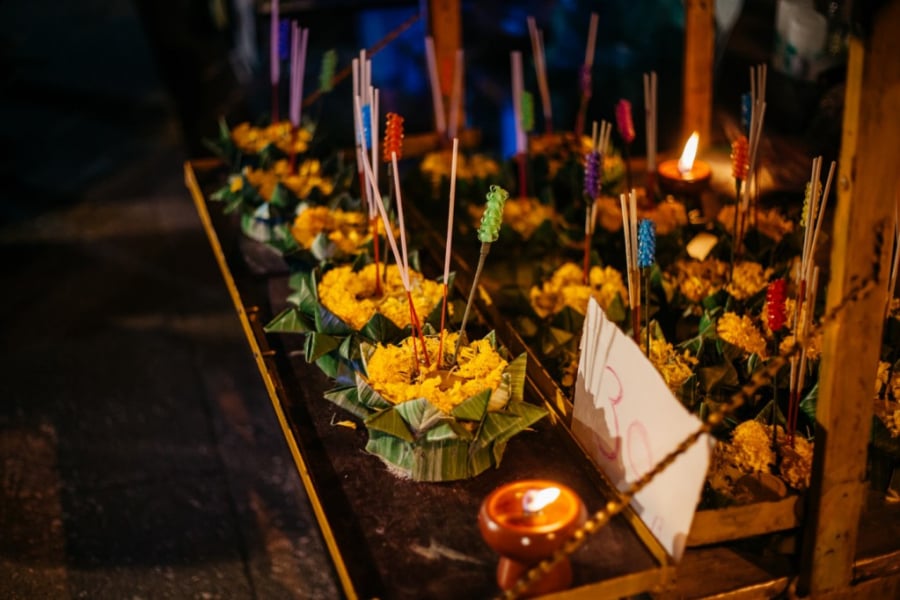 Những krathong làm sẵn được bày ven đường