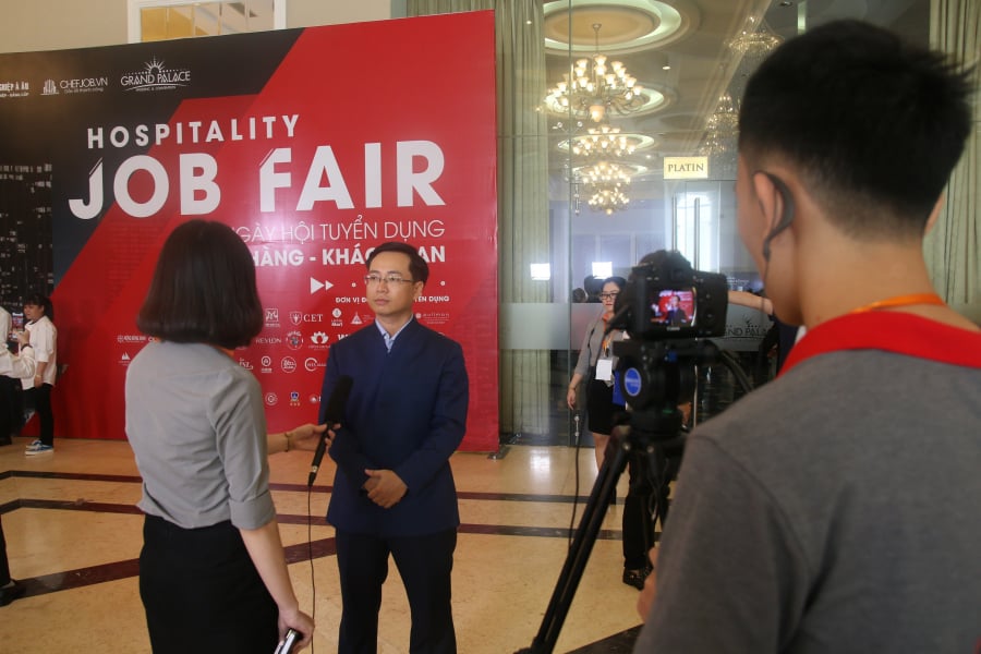 Ông Tạ Quang Tùng – Tổng Giám đốc công ty Cổ phần Hướng Nghiệp Á Âu trả lời báo chí tại Hospitality Job Fair 2019