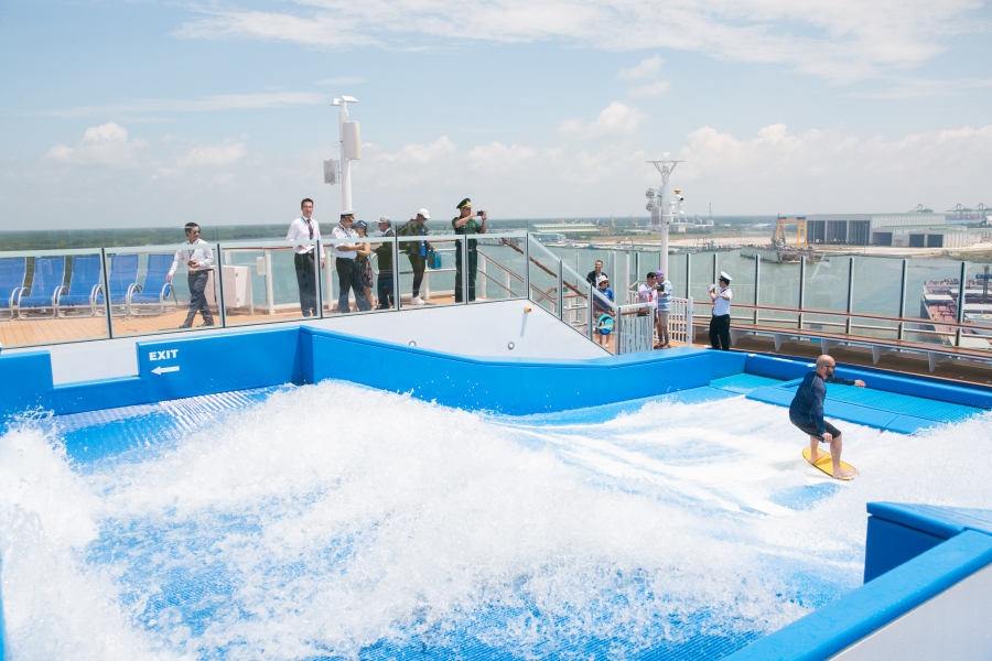 Bể lướt sóng giả lập FlowRider với dòng nước xiết sẽ đem đến cảm giác sống động như trên bãi biển thật, mà du khách không cần rời khỏi tàu