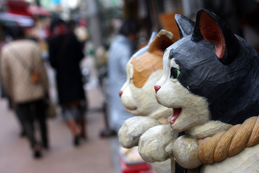Những chú mèo gỗ được đặt trên đường phố Yanaka