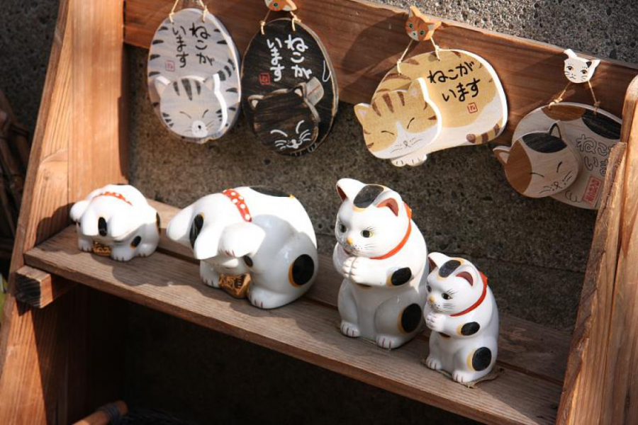 Những mặt hàng mèo được bán dọc khu phố Yanaka Ginza