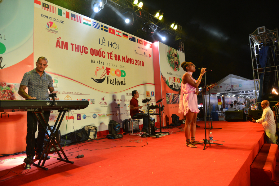 Lễ hội Ẩm thực quốc tế Đà Nẵng 2019 (DNIFF) đang diễn ra tại khuôn viên bờ đông cầu Rồng, đường Trần Hưng Đạo, TP. Đà Nẵng