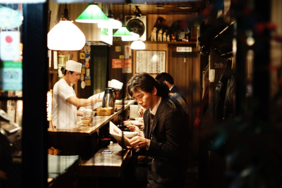 Một người đàn ông ăn tối một mình tại một nhà hàng kiểu Nhật