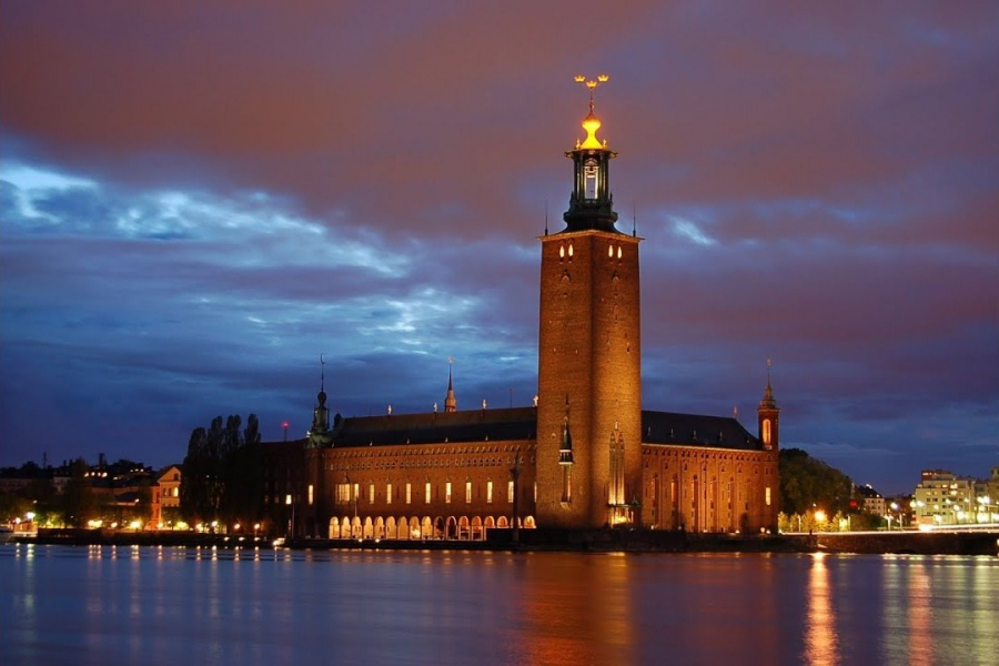 Tòa thị chính ở Stockholm lung linh khi đêm xuống