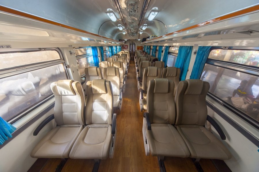 Tàu hỏa đến Ayutthaya được trang bị chỗ ngồi thoải mái