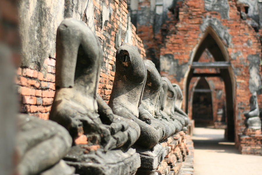 Những bức tượng Phật không đầu tại Wat Mahathat