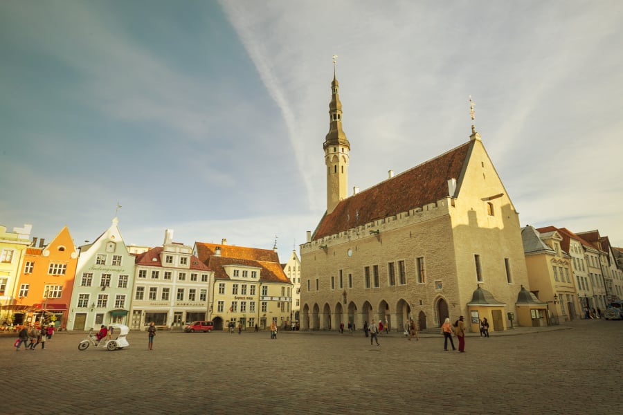 Tòa thị chính đứng sừng sững trên quảng trường thành phố trong khu phố cổ Tallinn