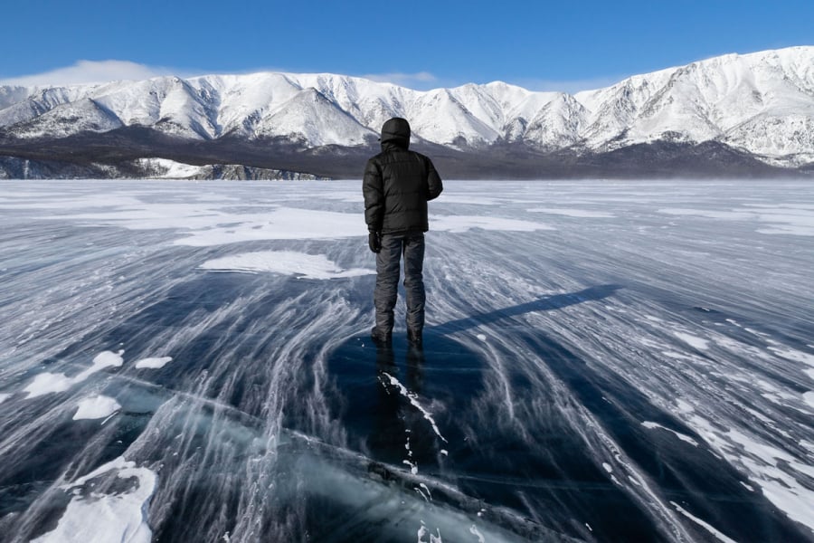 Những con gió mạnh thổi qua hồ Baikal đã tạo nên những đợt sóng trắng chạy dài trên mặt băng