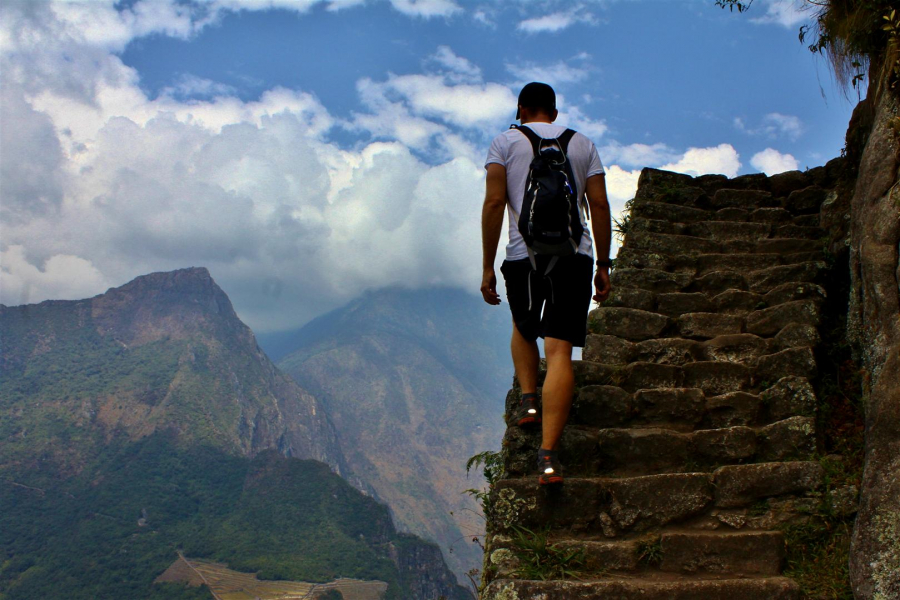 Những dốc thang hẹp, chơi vơi dẫn lên đỉnh núi Huayna Picchu