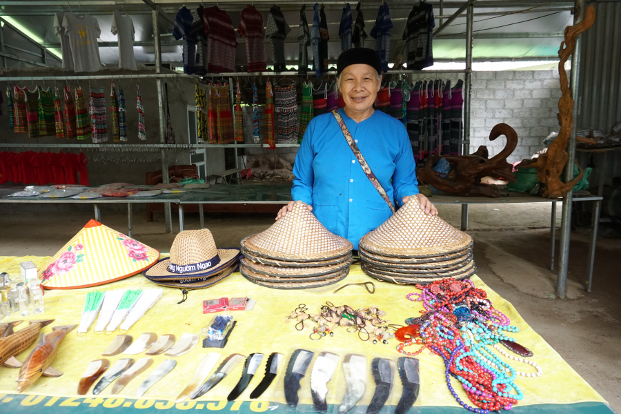 Người dân trong động thường bán các loại đồ lưu niệm như lược, đồng bạc, nón Tày, Nùng, nón lá, sợi dây phật, quần áo dân tộc và cả thuốc Đông Y gia truyền.