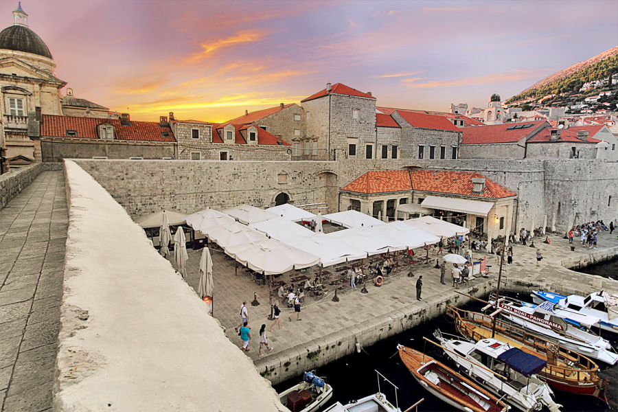 Nhà hàng Lokanda Peskarija có chỗ ngồi trong nhà và ngoài trời với tầm nhìn tuyệt đẹp ra phố cổ của Dubrovnik